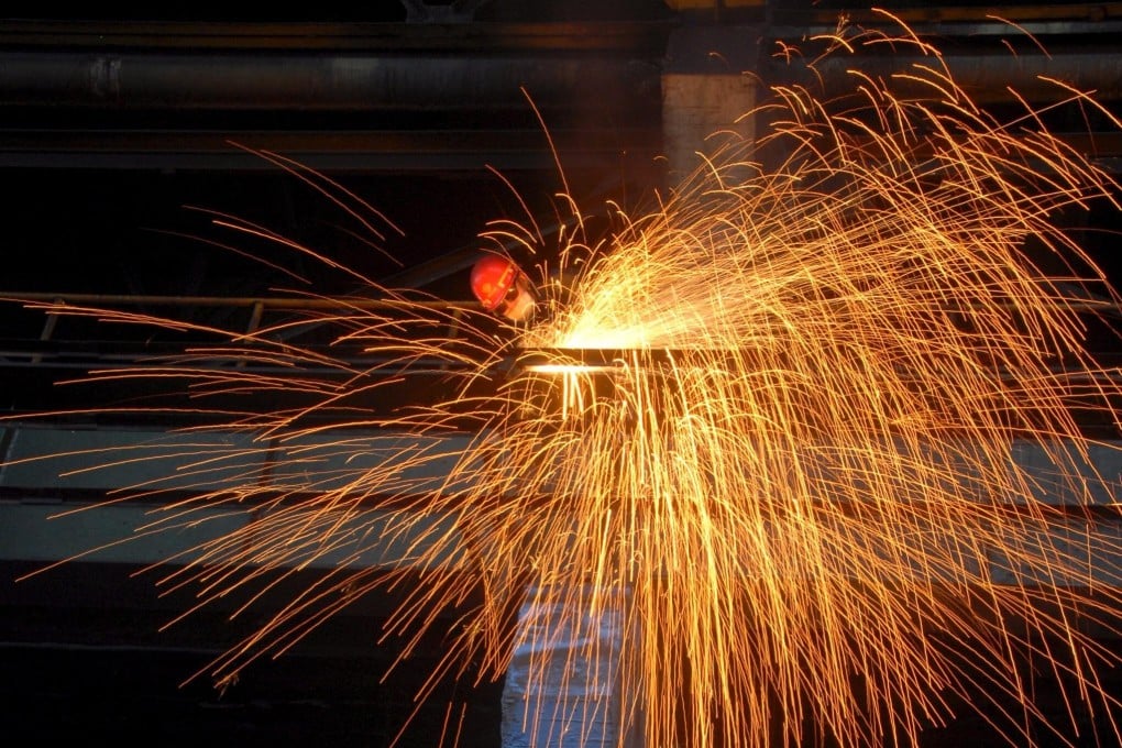 Interrupted power supply to a Liaoning metalwork factory shut down the exhaust system of its two blast furnaces, causing 23 people to suffer from carbon monoxide poisoning. Photo: EPA