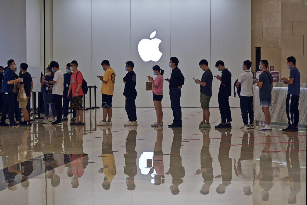 People line up at an Apple Store to buy the latest iPhone 13 handsets in Nanning, in southern China's Guangxi Zhuang Autonomous Region, on September 24, 2021. China’s power crisis threatens to disrupt production at Apple’s manufacturing supply chain in the country, as power cuts to meet government energy use targets have forced factories to shut down. Photo: AP