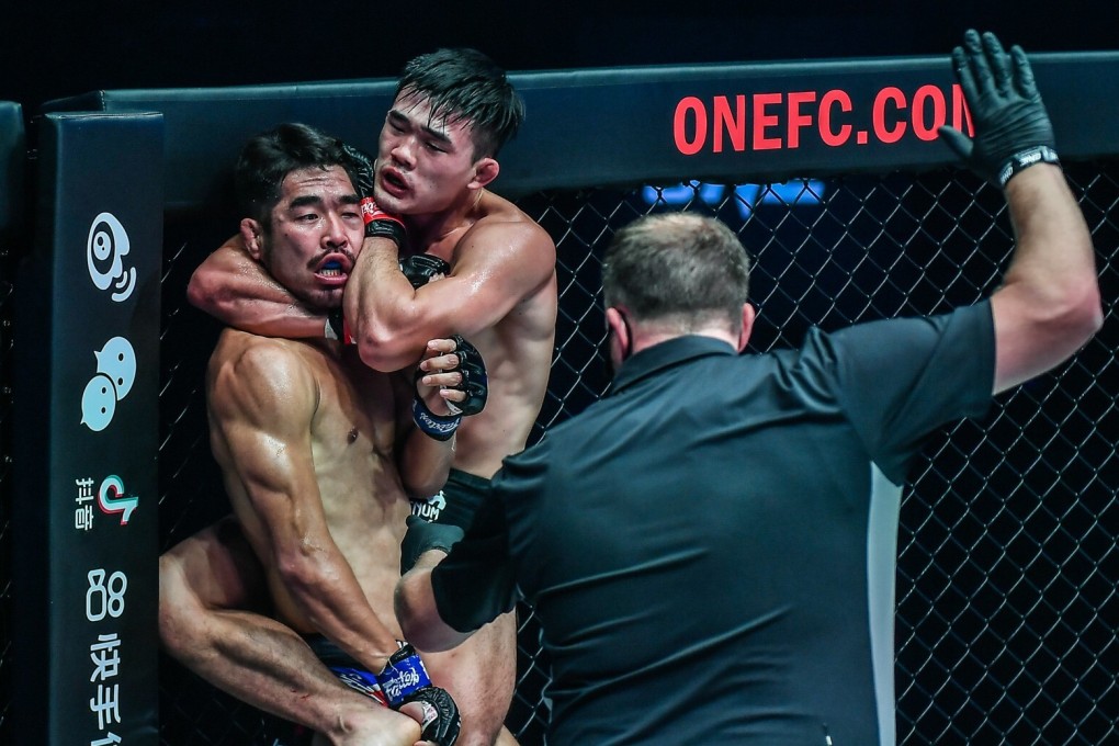 Christian Lee looks for a choke submission against Ok Rae-yoon. Photo: ONE Championship