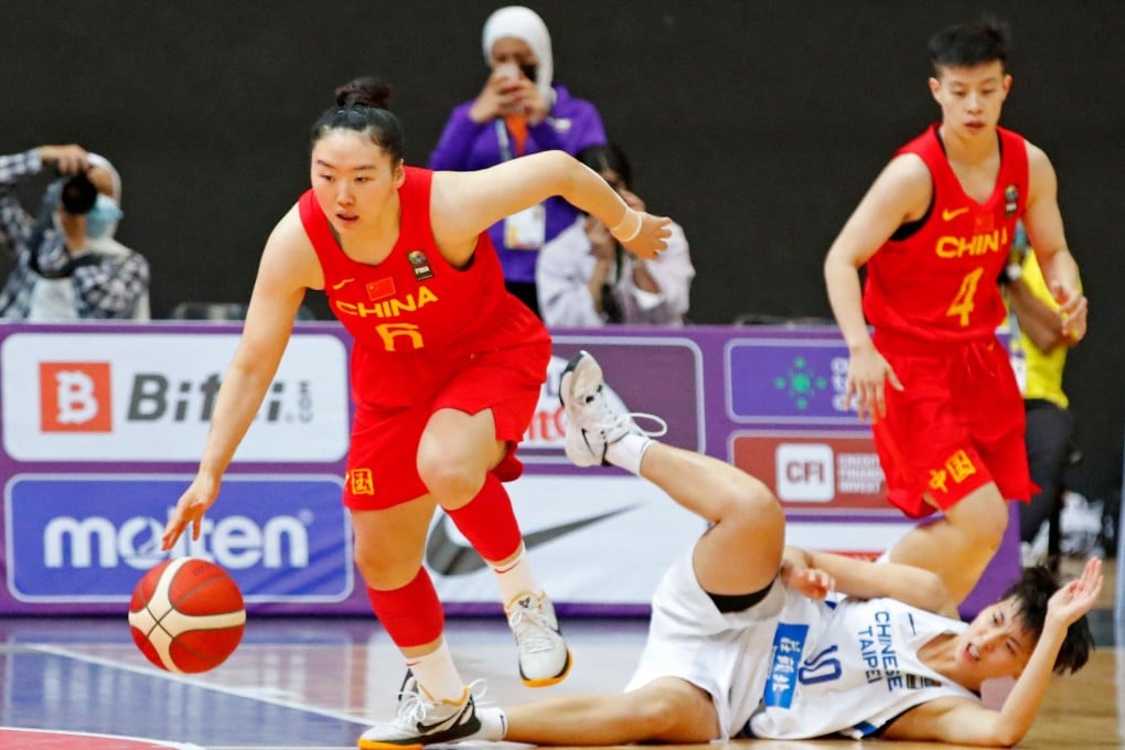 China guard Wu Tongtong drives past Taiwan forward Ya En-han during the 2021 FIBA Women's Asia Cup group B basketball match between Taiwan and China in Amman. Photo: AFP