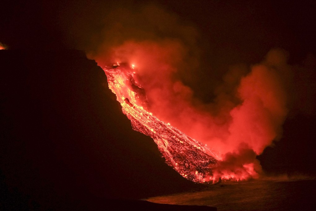 Lava flow from the Cumbre Vieja volcanic eruption in La Palma reaching the sea. Photo: EPA