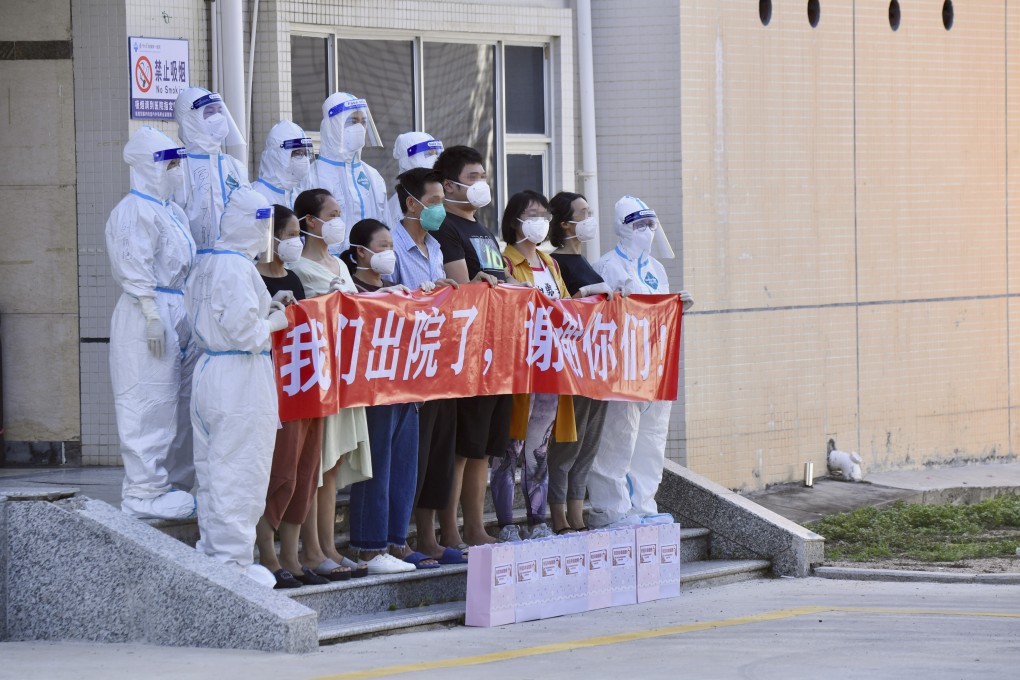 Medical workers pose with patients discharged from hospital after recovering from Covid-19 in Xiamen on Monday. Photo: Xinhua