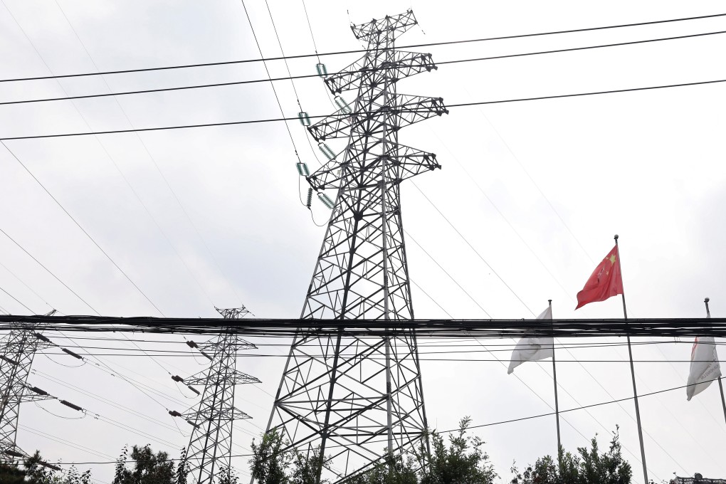 A Chinese flag flutters near power lines and electricity towers in Beijing, China September 28, 2021. Photo: Reuters