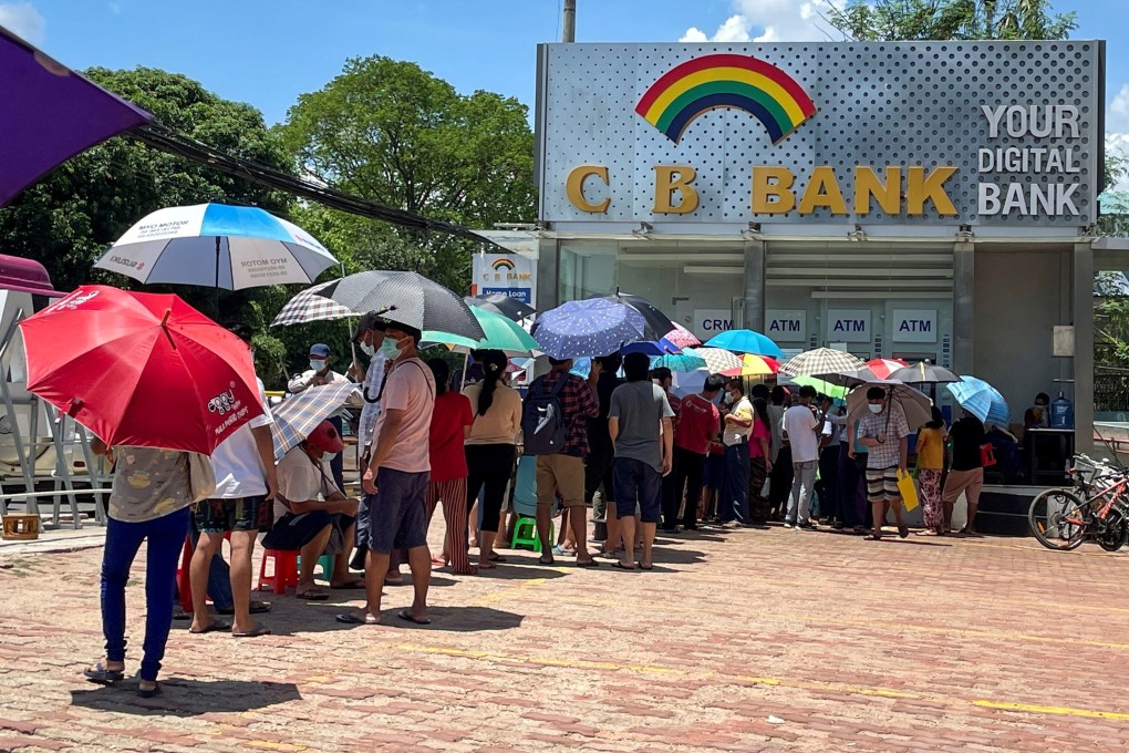 People line up outside a bank in Yangon to withdraw cash as Myanmar’s economic situation worsens. Photo: Reuters