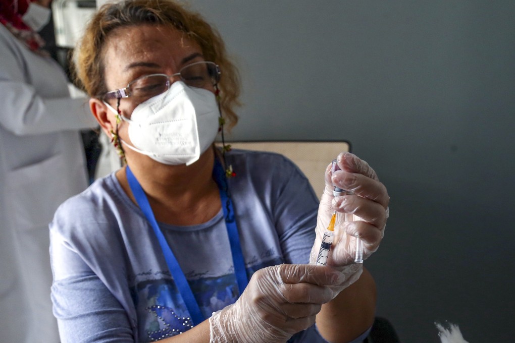 In Ankara, Turkey, a nurse prepares a dose of the Covid-19 vaccine on September 16, 2021. (Photo by Mustafa Kaya/Xinhua)