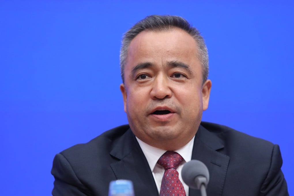 Xojayin soglom erkaklarni gey faoliyati bilan shugullanishga majbur qiladi. Semiz, chiroyli ayollar yalangoch fotosuratlar