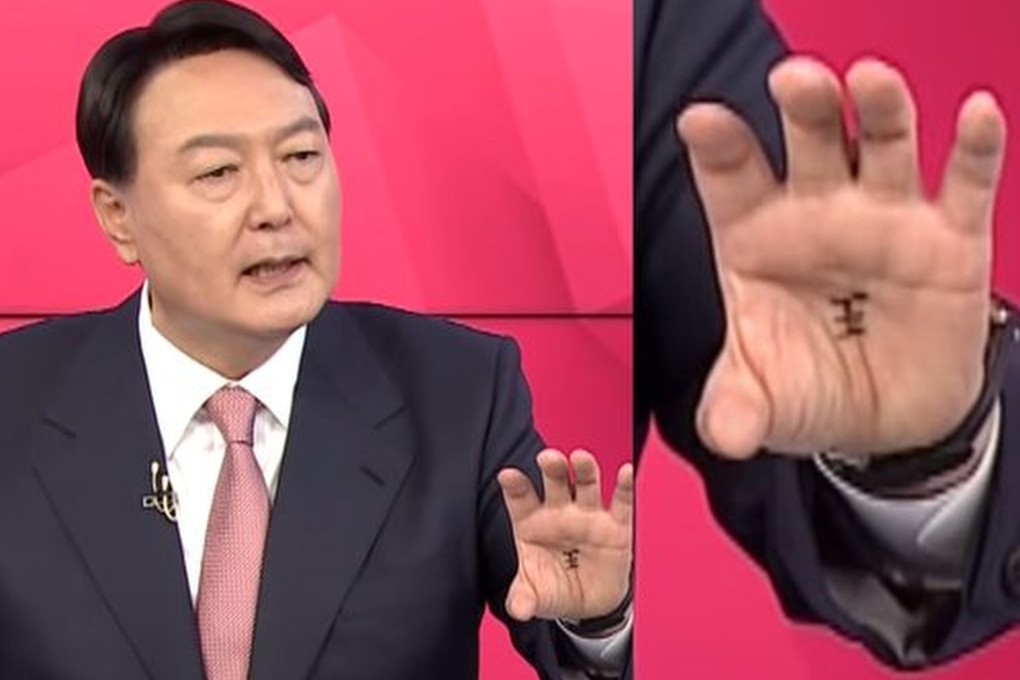 Yoon later admitted he should have erased the inscription before appearing on television. Photo: YouTube screenshot