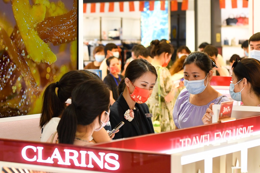 Domestic tourists shop at a duty-free mall in Haikou, in southern China’s Hainan province. Photo: Xinhua