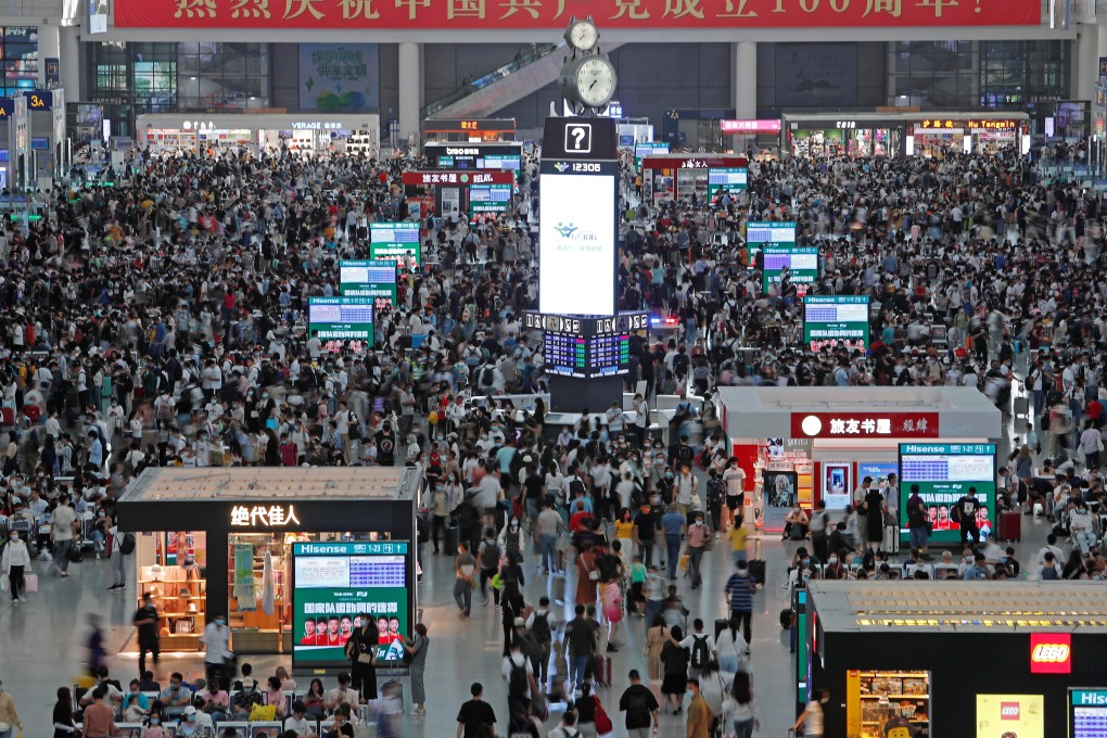 Analysts say the services sector, which was slower to recover from the pandemic than manufacturing, is more vulnerable to sporadic virus outbreaks in the country, clouding the outlook for the much anticipated rebound in consumption in the months to come. Photo: Reuters
