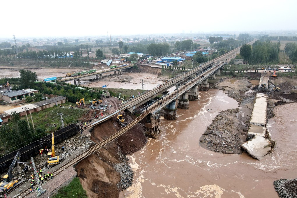 Rescuers repair a bridge damaged by flooding in Jinzhong, Shanxi province, on Thursday. Photo: Getty Images