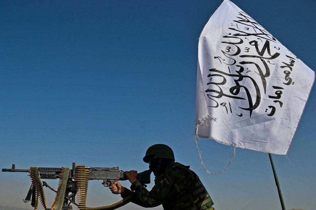 A Taliban fighter mans a machine gun mounted on a vehicle on the outskirts of Kabul. Photo: TNS