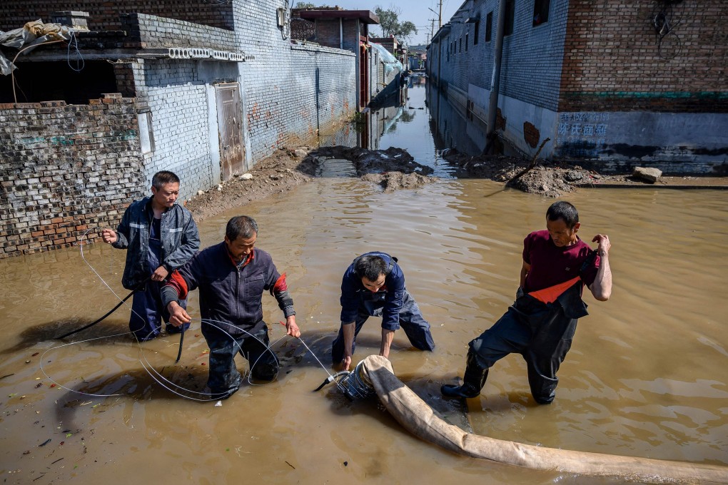 Rescuers drain off floodwaters after heavy rain at a flooded area in Jiexiu in the city of Jinzhong in China's northern Shanxi province on October 11, 2021. Photo: AFP