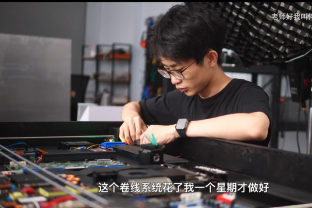 He Shijie, a tech vlogger with millions of online followers, said he has invented a wireless charger inspired by Apple's cancelled AirPower, calling it AirDesk. Photo: 老师好我叫何同学/Bilibili