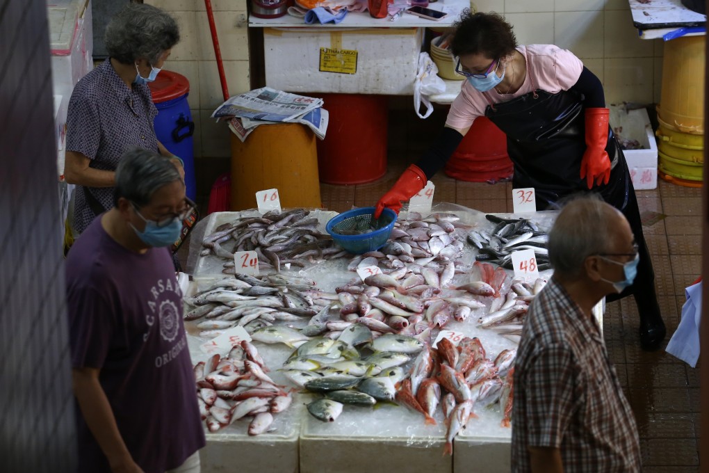 Fish stall workers at a wet market in Hong Kong. Photo: Jonathan Wong