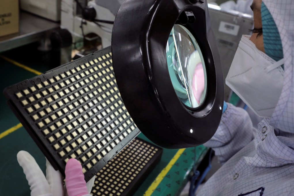 A worker inspects semiconductor chips at the chip packaging firm Unisem in Ipoh, Malaysia October 15, 2021. Photo: Reuters