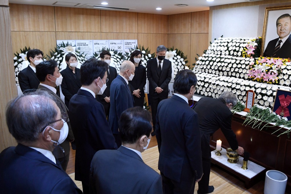 People mourn South Korea’s former president Roh Tae-woo at a memorial altar in Seoul National University Hospital. Photo: Yonhap via Reuters