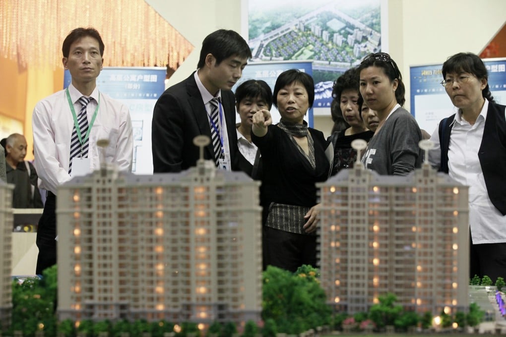 Homebuyers at a show room during a real estate fair in Shanghai on October 5, 2010. Photo: AP
