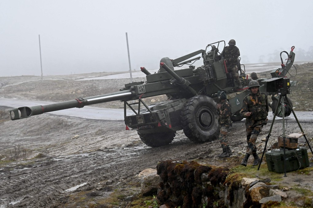 Indian Army soldiers demonstrate positioning of a Bofors gun at Penga Teng Tso on the Tawang Plateau, near the Line of Actual Control neighbouring China. Photo: AFP