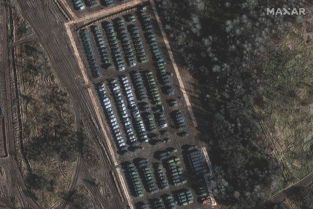 This satellite image released by Maxar Technologies and taken on November 1, 2021 shows self propelled artillery and other equipment on the northern edge of the town of Yelnya, Russia. Photo: Maxar Technologies