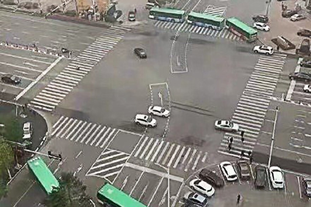 Traffic lights are turned red and roads blocked to stop people travelling in Liaoning. Photo: Weibo