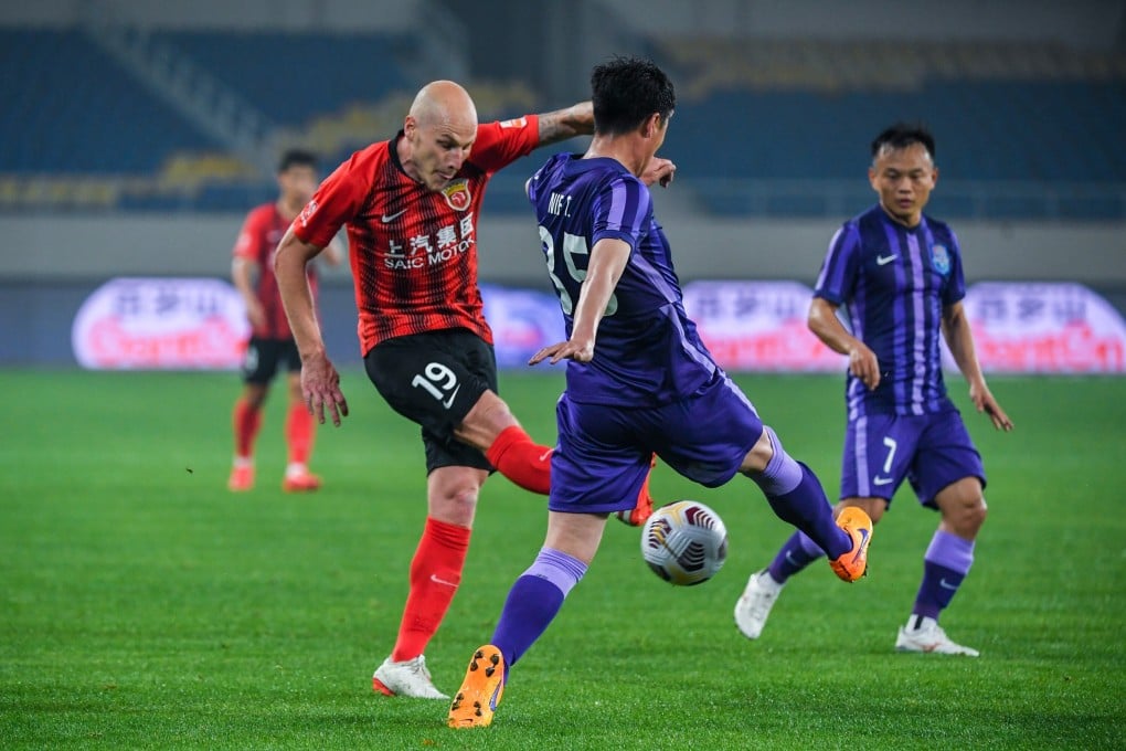 Australia midfielder Aaron Mooy of Shanghai Port in action against Tianjin Jinmen Tigers during the 2021 Chinese Super League season. Photo: Xinhua