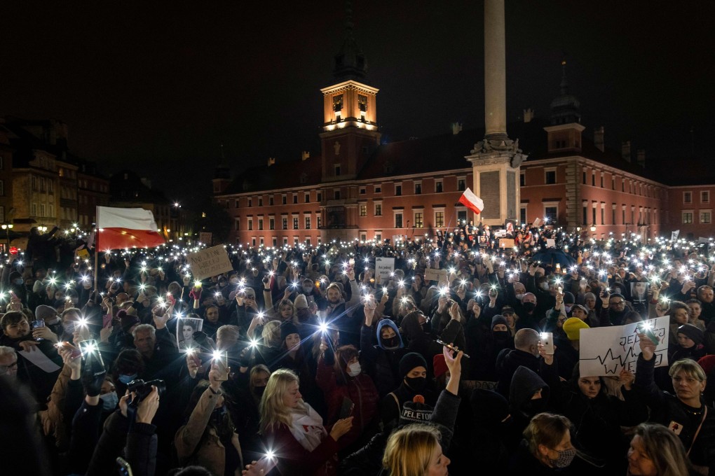 Protesters hold up lights and posters reading “not even one more” during a demonstration on November 6 in Warsaw, Poland, marking the first anniversary of a court ruling that imposed a near-total ban on abortion, and to commemorate the death of a pregnant Polish woman in September. Photo: AFP