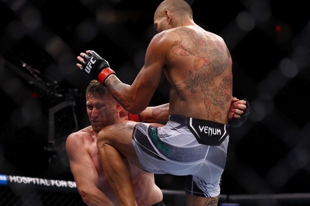 Alex Pereira TKOs Andreas Michailidis with a knee to the chin in their middleweight bout at UFC 268 inside Madison Square Garden. Photos: AFP