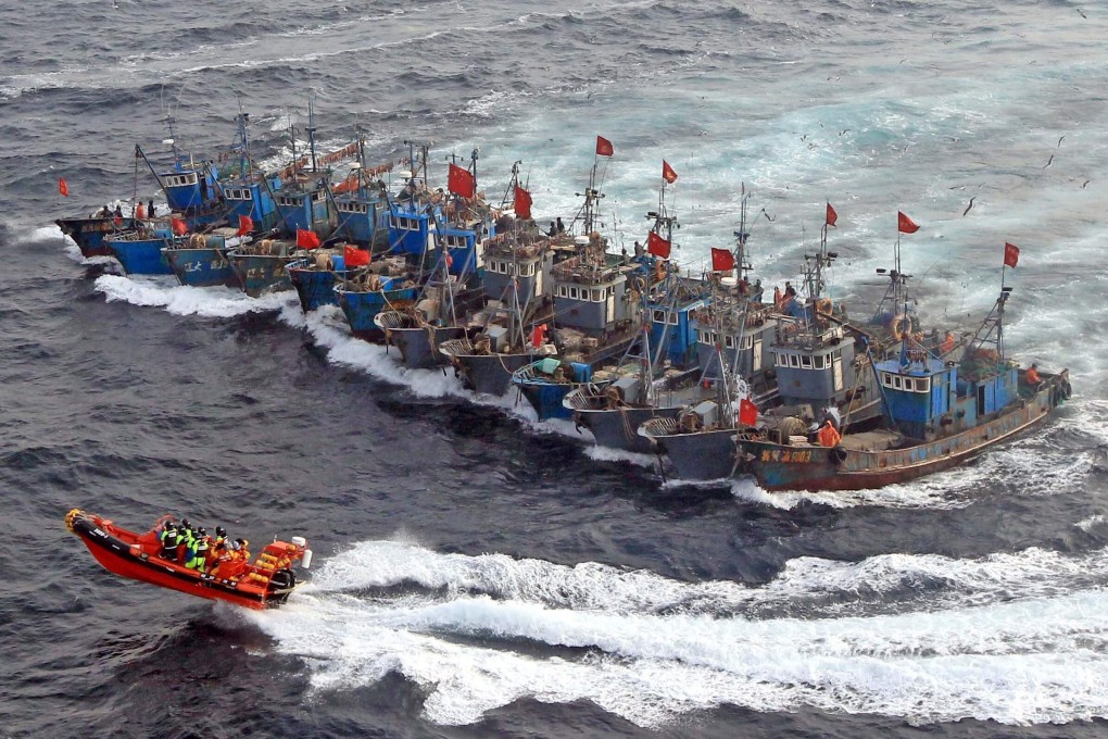 Chinese fishing boats band together to thwart an attempt by South Korean coastguard ships to stop their alleged illegal fishing off the coast of South Korea. Photo: AFP