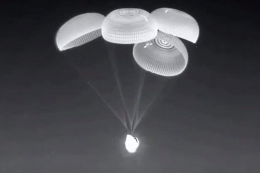 The Crew-2 SpaceX Dragon capsule with its parachutes deployed just before splashing down off the coast of Pensacola, Florida. Photo: AFP