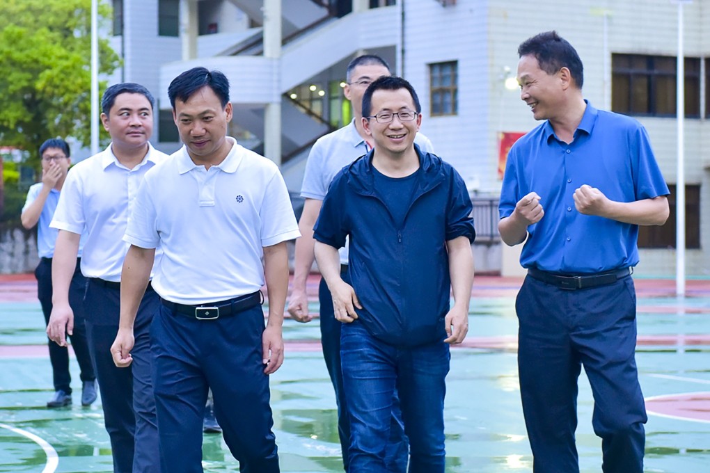 Zhang Yiming (in dark blue t-shirt) visited his old school, Yongding No.1 Middle School of Fujian, in June 2021. Photo: Longyan Education Bureau