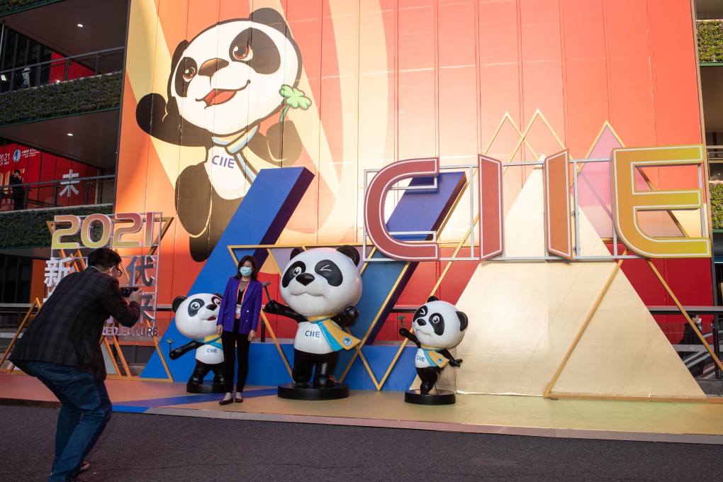 Visitors take photos with Jinbao, the mascot of the China International Import Expo (CIIE), in Shanghai. The fourth CIIE ended on Wednesday. Photo: Xinhua