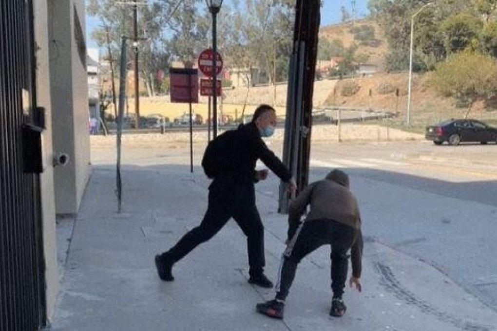 A Chinese professor, pictured above in a recreation, said his reaction was instinctive and did not recommend that others try to fight off robbers. Photo: Baidu