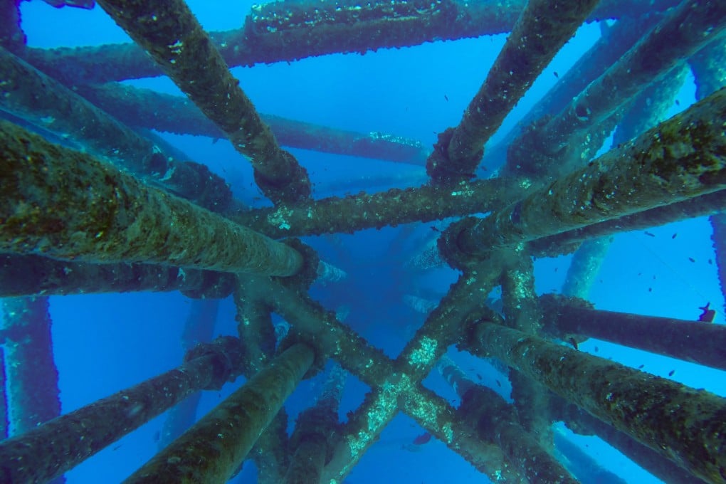 The South China Sea is littered with abandoned oil rigs, some at depths of up to 100 metres, according to a former senior instructor at the PLA’s Naval Submarine Academy. Photo: Shutterstock