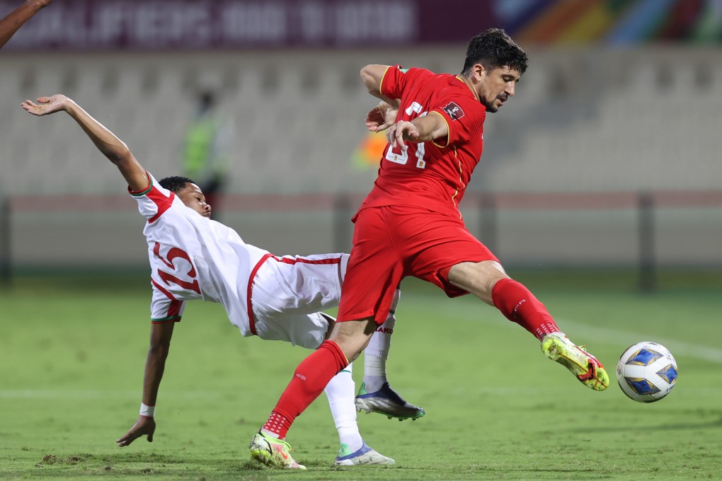 Luo Guofu (right) battles with Jameel Al Yahmadi of Oman during their 2022 World Cup Asian qualifiers in Sharjah. Photo: Xinhua