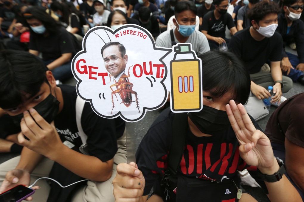 A person raises a three-finger salute during a protest in Bangkok on October 25, 2020. Photo: ZUMA Wire/dpa