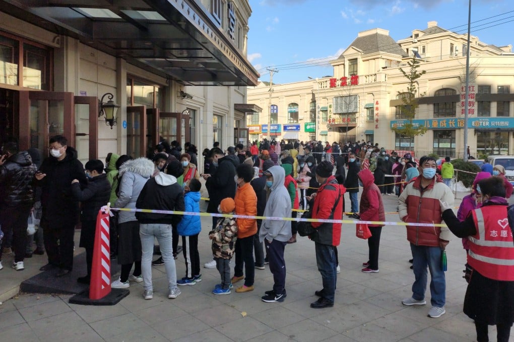 Locals queue up for Covid-19 nucleic acid testing in Dalian, Liaoning province. Photo: VCG via Getty Images