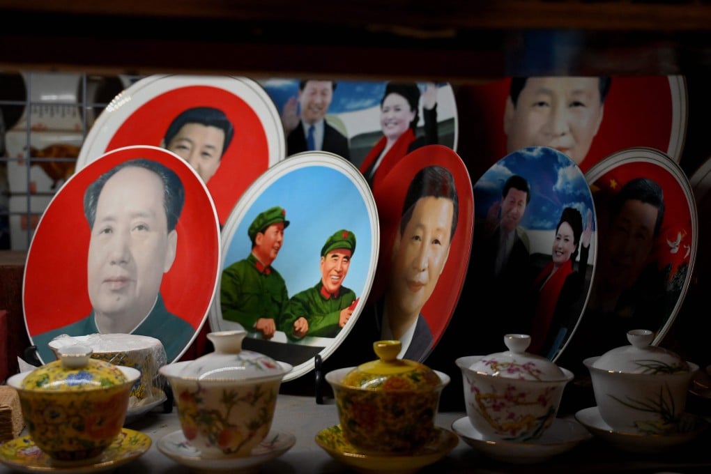 Decorative plates featuring images of Chinese President Xi Jinping and late communist leader Mao Zedong are displayed at a souvenir shop in Beijing. Photo: AFP