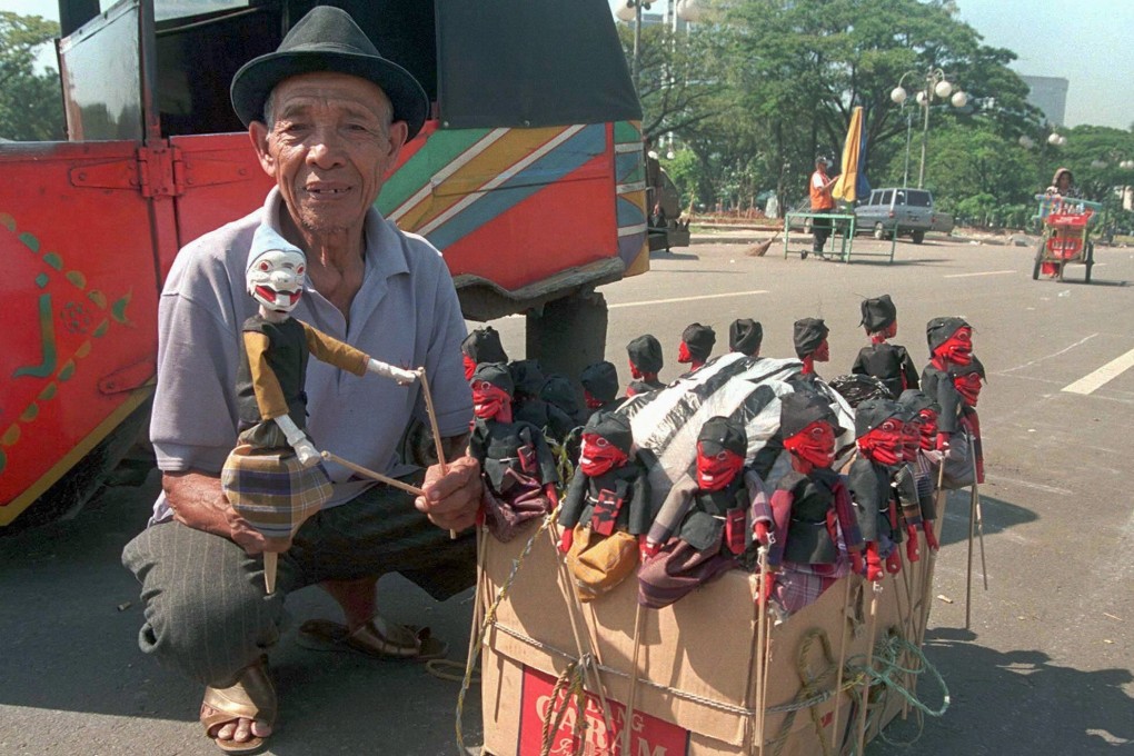An Indonesian man sells his home-made shadow puppets to tourists and visitors in Jakarta in this 1997 file photo. Photo: Reuters