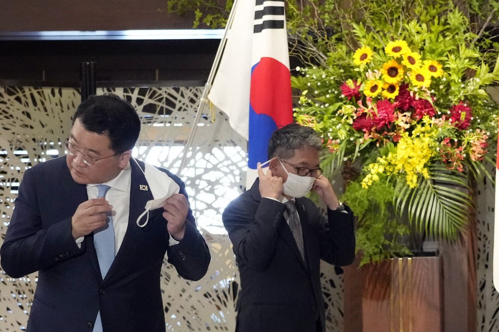 South Korean First Vice Foreign Minister Choi Jong-kun (left) and Japanese Vice Foreign Minister Takeo Mori in Tokyo. File photo: EPA-EFE