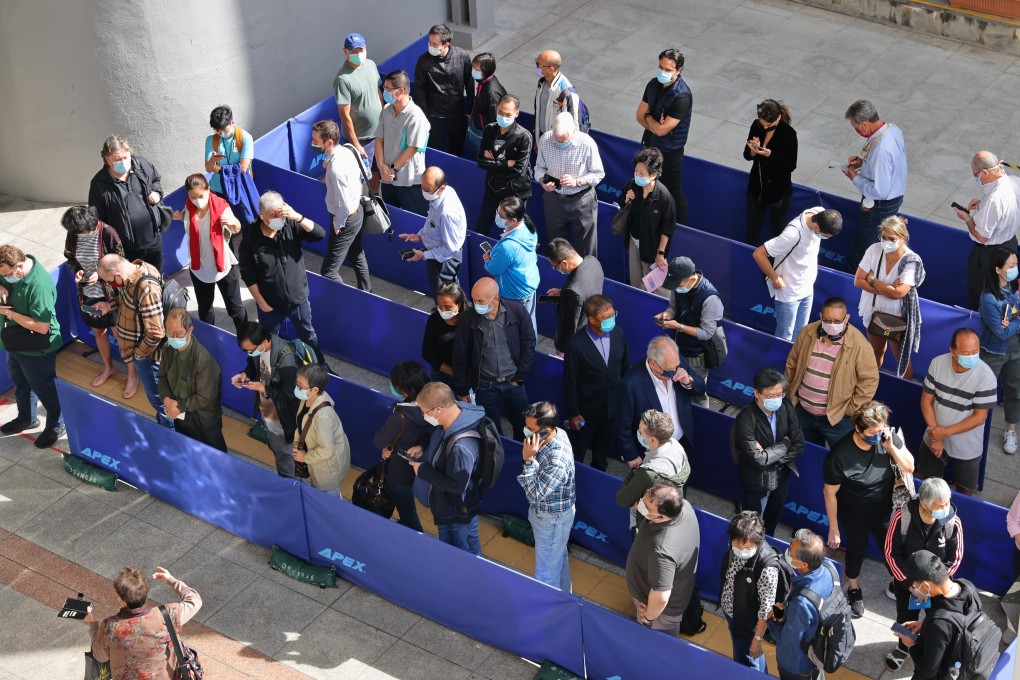 Hongkongers queuing for a vaccine booster shot at Sun Yat Sen Memorial Park Sports Centre in Sai Ying Pun last week. Photo: Dickson Lee