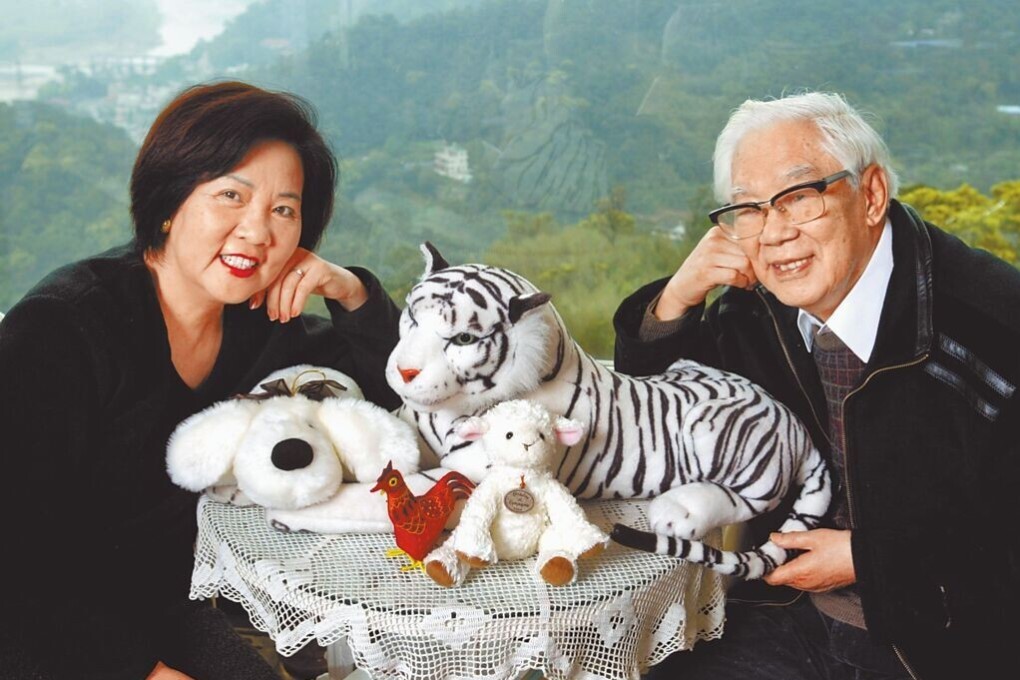 Bo Yang with his wife Chang Hsiang-hua, who has also refused requests for excerpts from The Ugly Chinaman to be included in school textbooks. Photo: Weibo
