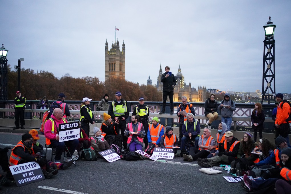 Supporters of the nine jailed Insulate Britain climate activists take part in a demonstration on Lambeth Bridge in London. Photo: PA Wire / DPA