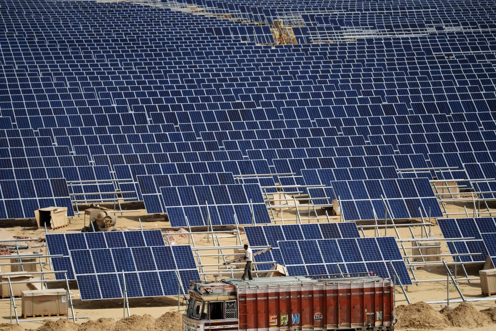 An Indian engineer positions solar panels at the under construction Roha Dyechem solar plant at Bhadla some 225 km north of Jodhpur in the western Indian state of Rajasthan. Photo: AFP