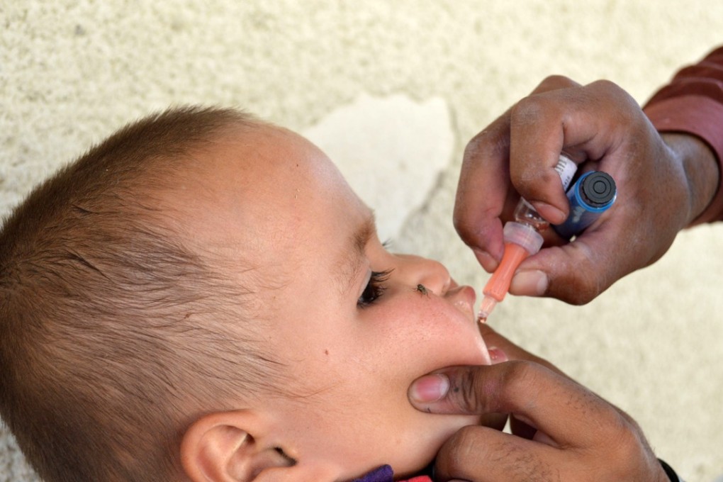 Pakistani health worker administers a polio vaccine to a child during a vaccination campaign in southwest Pakistan’s Quetta. Photo: Xinhua