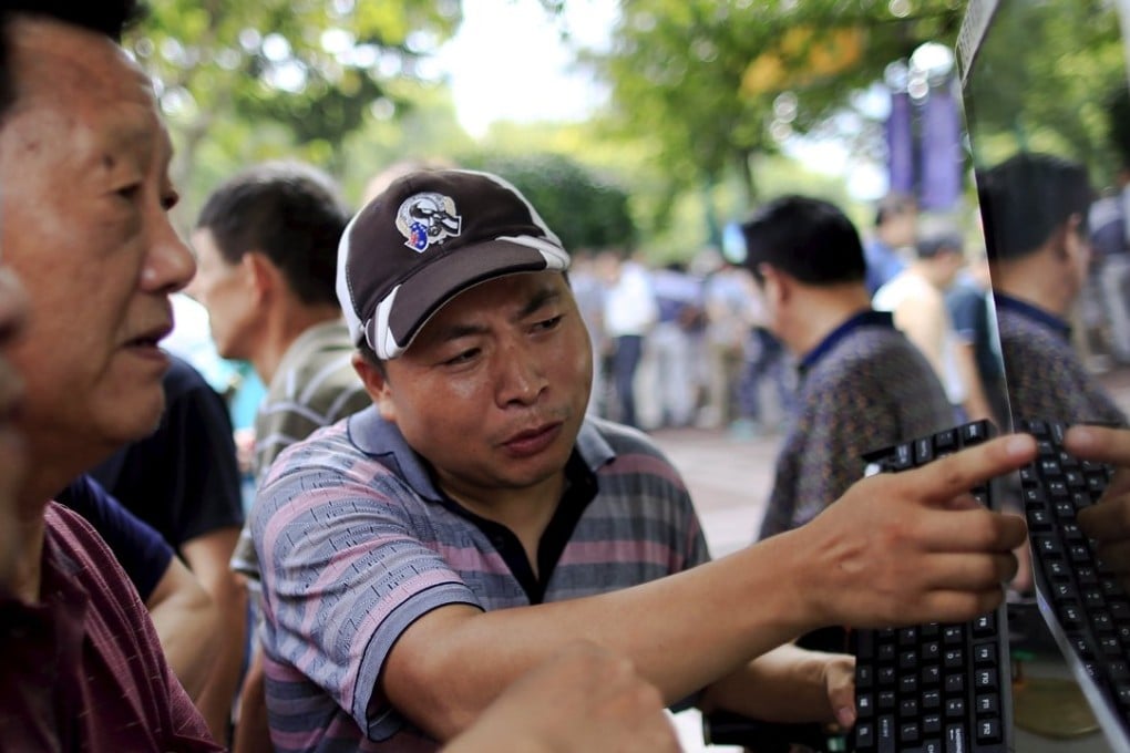 A street stock salon is fixed to the back of an electric bicycle in central Shanghai. Photo: Reuters
