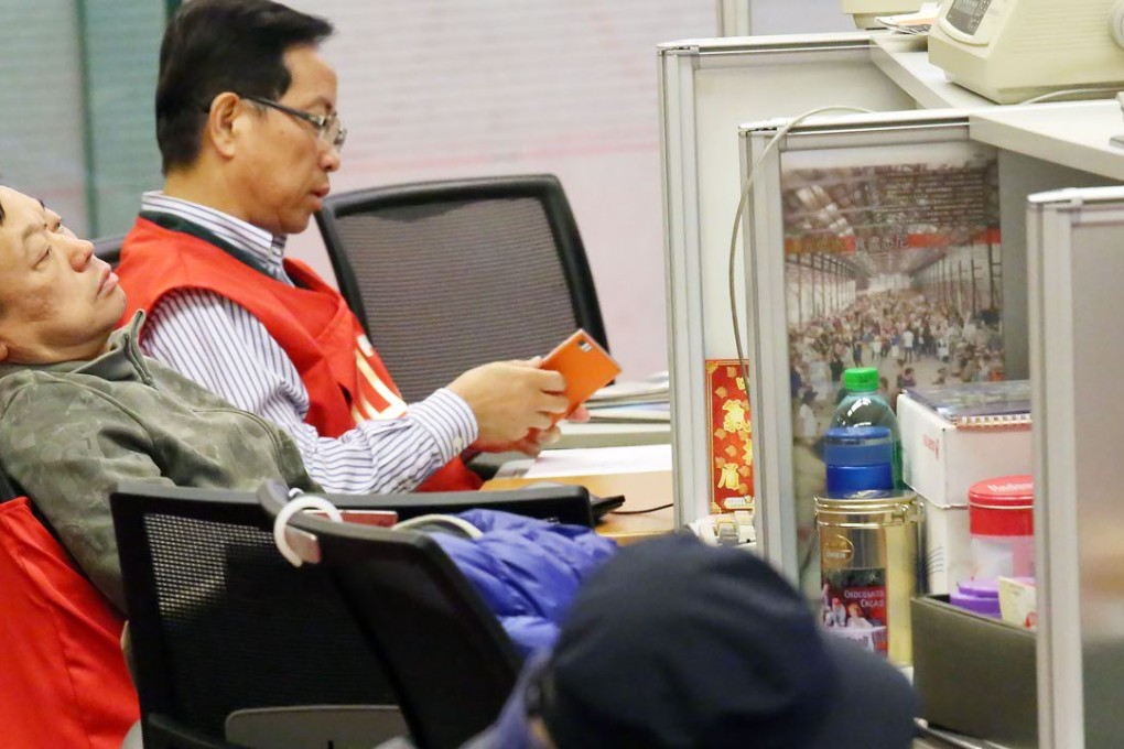 Floor traders take a break at the Hong Kong stock exchange. Photo: Nora Tam