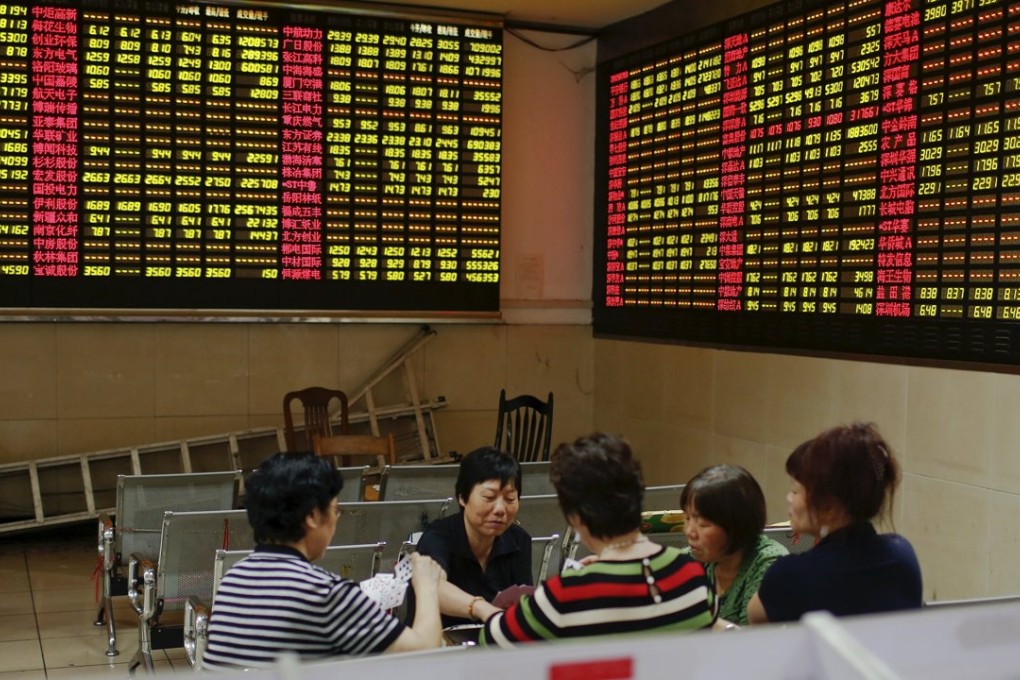 Chinese investors play cards during the lunch break at a brokerage house in Shanghai. Photo: Reuters
