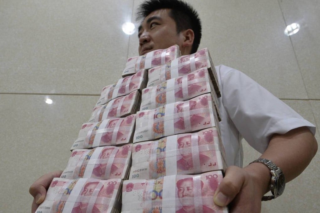 An employee carries bundles of 100 yuan Chinese bank notes to store after counting at a bank in China as countries load up on both cheap money and debt in an era of near or below zero interest rates. Photo: Reuters