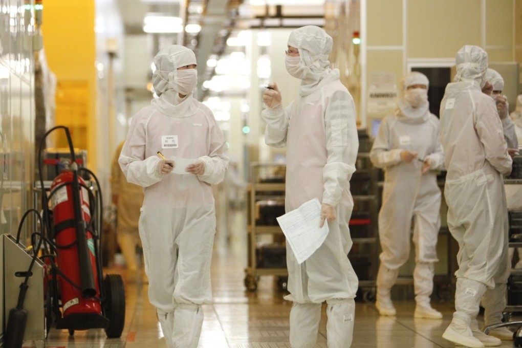 Employees operate at Semiconductor Manufacturing International Corp. (SMIC) in Shanghai in this file photo. China's biggest chipmaker has been riding on the coattails of increased adoption of fingerprint sensors in smartphones. Photo: Bloomberg