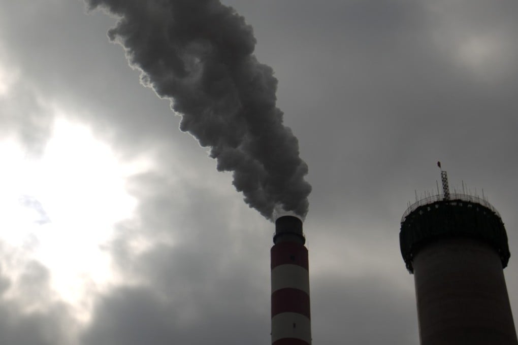 Smoke and steam rise from the smokestack of a coal-fired power plant near Ordos in northern China's Inner Mongolia Autonomous Region on November 3. Photo: AP